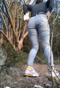 女人尿尿都是一蹲三望的吗？